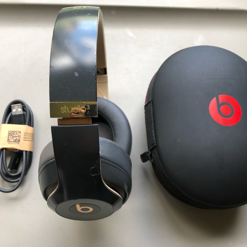 Beats Studio 3 Wireless Headphones (Read)